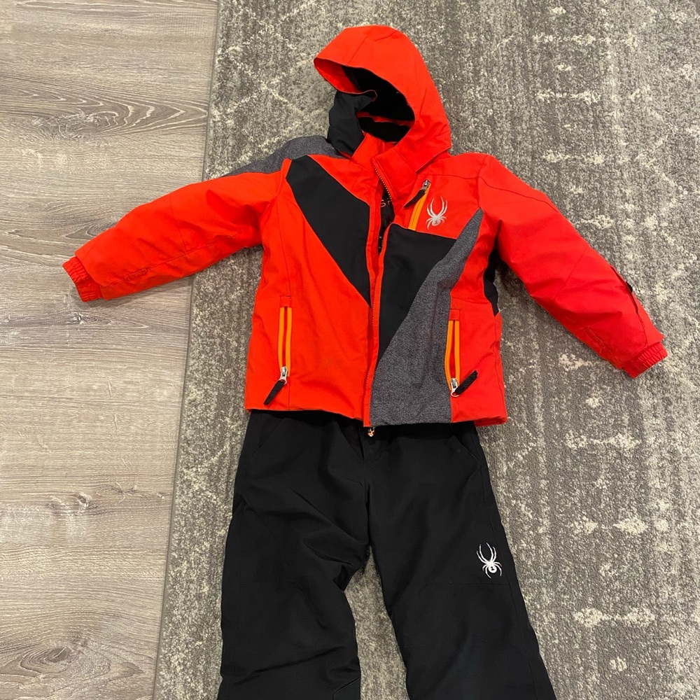 Spyder jacket and snow pants in EUC.  Boys size 5
